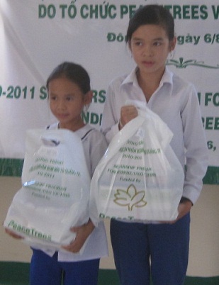 Linh Nguyen and her little sister receive their scholarship packets